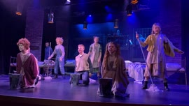 Ur Annie på Lisebergsteatern 2022.
Nova till höger och spelar Tessie