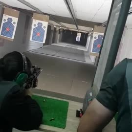 Använder Vapen (HÖGDJUTT!)