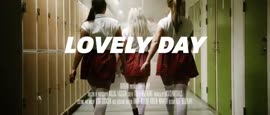 Spelar rektor i slutet 2:40 in i filmen. Video: Raaban - Lovely Day - Official Video 2020