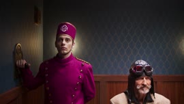Lisebergs nya Grand Curiosa Hotel. I denna reklamfilm spelar jag en man som just kommit in i en hiss på en flygande! matta. Hisspojken, jag och en liten pojke är på väg mellan upplevelsevåningarna.