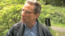 En liten scen om en kille som varit undercover i 2 år och nu träffar sin kontakt ”on the inside” som säger att han skall avbryta.