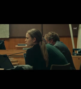 Scen ur Hundarna SVT avsnitt 3 säsong 1. Improviserade - står till höger i bild och skriker under tingsrättsförhandling