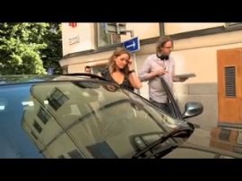 Jag är skådespelaren ”Catrin” i bilen.