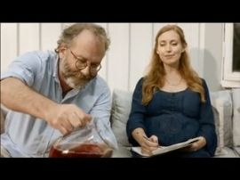 Vi softar i soffan medan ”XL-byggarna” byter takpannorna åt oss. Kul detalj: i SVT-trailern längre ner på sidan är jag gift med byggkillen högst upp på stegen i denna film. Kanske ser jag så nöjd ut därför att min f.d. man får göra jobbet. Vi softar i soffan medan ”XL-byggarna” byter takpannorna åt oss. Kul detalj: i SVT-trailern längre ner på sidan är jag gift med byggkillen högst upp på stegen i denna film. Kanske ser jag så nöjd ut därför att min f.d. man får göra jobbet.