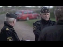 En av fyra dramatiseringar av svenska moderna rättsfall, detta om Rödebyfallet. Jag spelar den yngre av poliserna. För övrigt enda scenen med uniformerad polis i filmen. En av fyra dramatiseringar av svenska moderna rättsfall, detta om Rödebyfallet. Jag spelar den yngre av poliserna. För övrigt enda scenen med uniformerad polis i filmen.