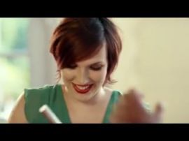 Reklamfilm för Bonniers tidskrifter, Allt om mat. Jag i grön klänning.